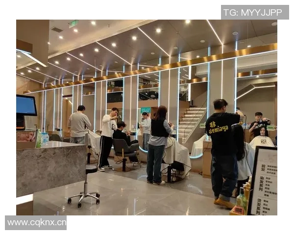 理发师宣岳鑫加盟上海海港前特意剪发展现新形象